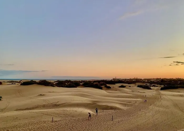 Las Dunas De Maspalomas Y El Mar A Un Paso